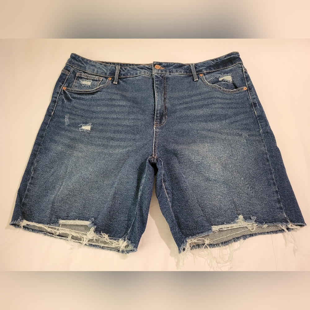 terra & sky Womens Plus Bermuda Denim Shorts With Frayed Hem.  22W.  8" Inseam
